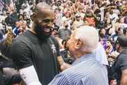 詹姆斯转发与威尔肯斯合照：沉痛悼念传奇人物！永远怀念你