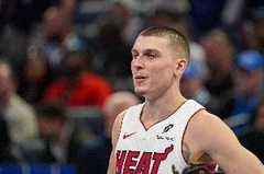 外线开炮！希罗弧顶三分一箭穿心 帮助热火将优势扩大到20分
