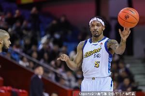 独木难支！小巴里·布朗24中10空砍32分5板5助1断 罚球9中9