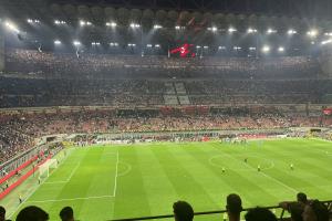 怒了！米兰球迷赛后怒骂：11个傻*，这球队不配我们，老板滚蛋！