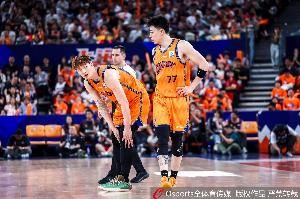 张镇麟:在北京时王哲林就说腰动不了了 他依旧坚持无愧队长称号