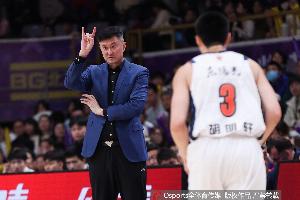 解说:听说杜锋有太多社会职务&对全力欲望强 经常不能完整带训练
